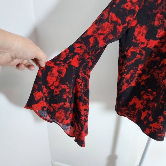 Carmen Marc Valvo Red and Black Print Blouse with Bell Sleeves NWT Size XL - Picture 4 of 9